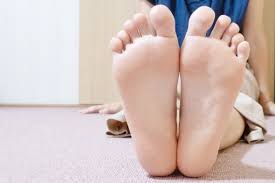 足の臭いを抑える方法。サラリーマンの足は臭い事が多い。